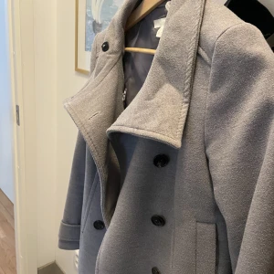 Vårkappa  - Super fin vårkappa ifrån hm, säljs tyvärr inte längre i butik💞