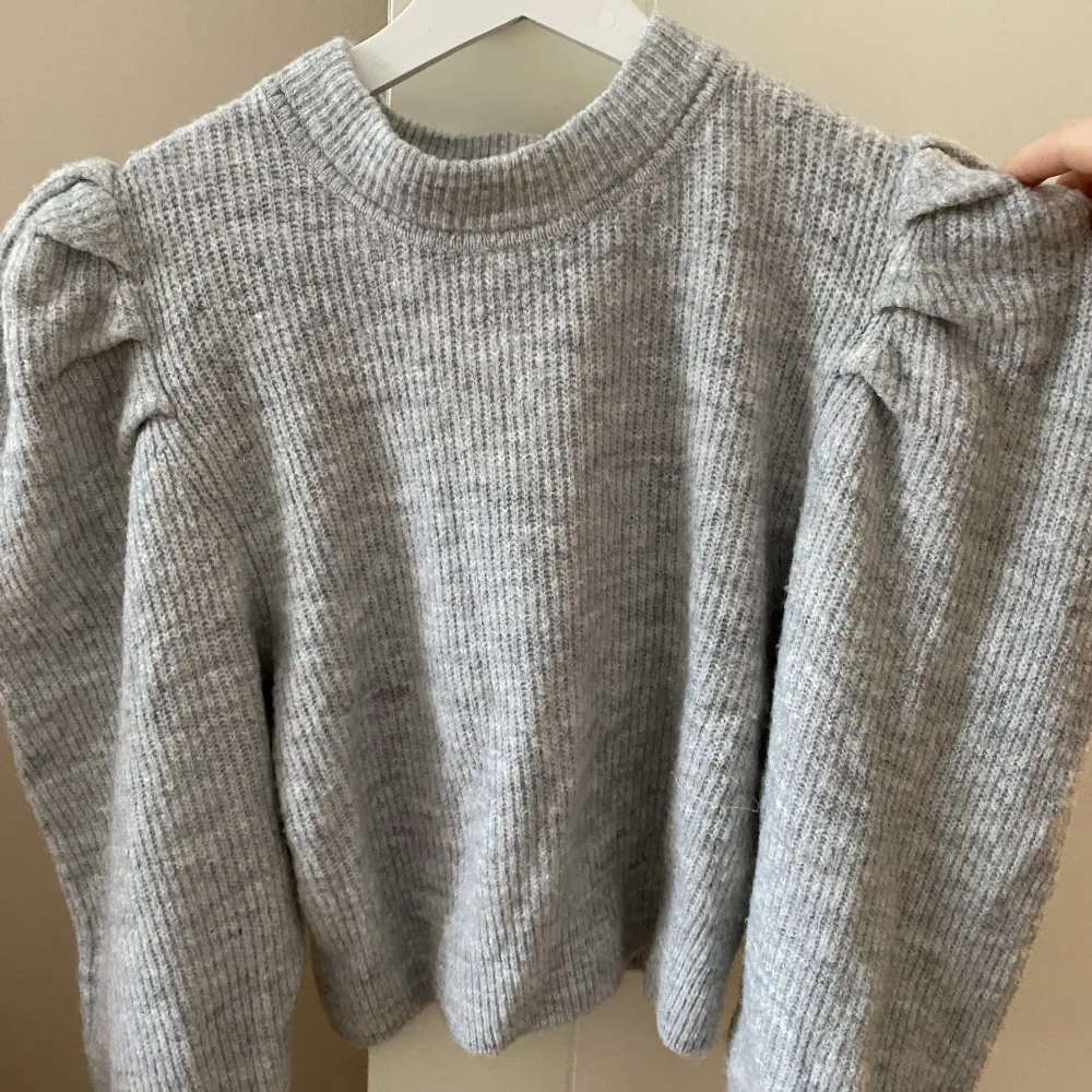 Säljer denna sjukt fina stickade tröjan med puffärm från hm. Använt 1 gång (juldagen) så den är som ny!!❤️‍🔥❤️‍🔥 skriv för fler bilder <3. Stickat.