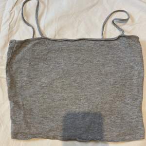 Ett vanligt basic linne från H&M. Det är grått och jag köpte detta för länge sedan. Banden går inte att fixa till. Den är använd men inte blå länge. Inga defekter 