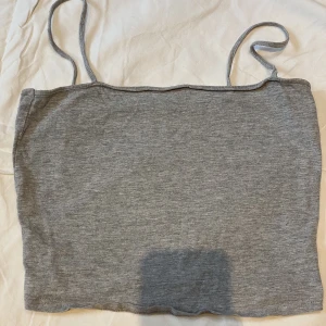 Linne - Ett vanligt basic linne från H&M. Det är grått och jag köpte detta för länge sedan. Banden går inte att fixa till. Den är använd men inte blå länge. Inga defekter 