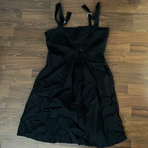 Klänning från Filippa K - Superfin klänning från Filippa K. Ser ut som en liten fläck på bilden men det finns inget där🥰 