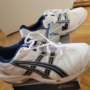 Asics Gel stl42,5 NYA! - Asics Gel helt nya Gympadojjor/löparskor Vita. Nya! Aldrig provade, kartong kvar. Fraktkostnad tillkommer.