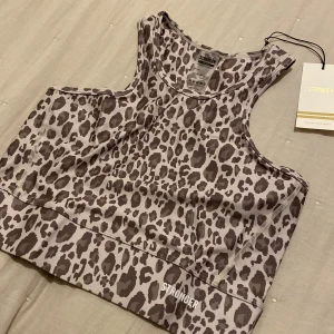 Crop-top Stronger - Helt ny croppad top från Stronger. Strl M