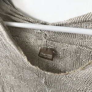 Stickad tröja, sandfärgad  - Stickad tröja från Pernilla Svenre! Fin sandfärgad beige, lite see-through, lätt, fin över en bikini på sommaren! Tröjan saknar storlekslapp men skulle säga att den passar allt från XS-L beroende på önskar storlek. Jag är en S. 