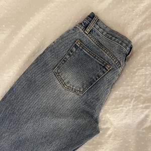 Säljer dessa fina jeans från Brandy Melville. I nyskick och aldrig använda då dom är förstora för mig. De är low waisted flare jeans (bootcut) och långa i benen.
