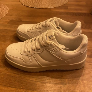 Sneakers - Använda ett par timmar bara! Något stora i storleken.