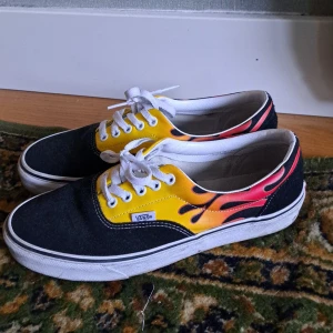 Vans skor - Asballa vansskor med flames på sidan. Använt kanske 2 gånger? Har andra skor jag använde mer så dem har bara aldrig använts 
