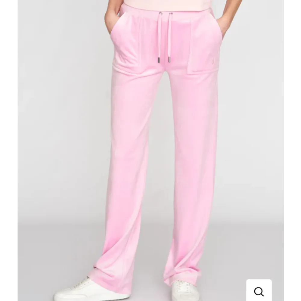 hejj! jag söker ett par juicy byxor i rosa, blå eller grön ! helst i storlek xs eller s ! 💗💙💚 . Jeans & Byxor.