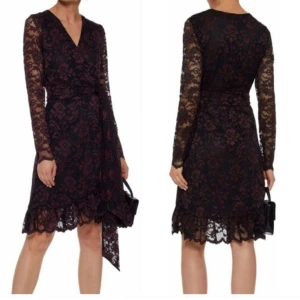 Spetsklännig från GANNI - Riktigt cool klänning från Ganni med spetsdetaljer. Färg: svart och vinröd