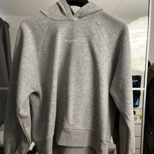 Hoodie nyskick  - Gråa hoodie med litet tryck. Nyskick knappt använd.