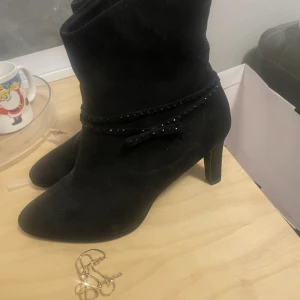 Nya svarta klackar - Nästintill oanvända klackar. Så snygga och så sköna! Köptes för 800 kr i Skåne. Bara fråga om fler bilder eller diskutera pris <3