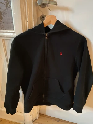 Polo Tröja - Ralph Lauren tröja i mycket bra skick. Storleken är 14-16 passar även till XS.