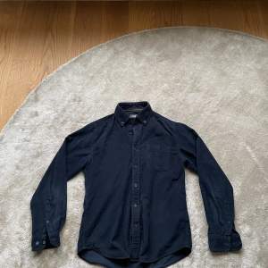 Mörkblå manchesterskjorta från Dressman. Storlek: S