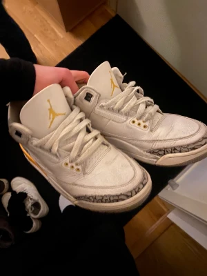 Jordans - As snygga lazer orange Jordan 3’s, passar 38-39 i sjukt bra skick. Pris kan diskuteras 