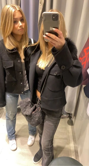 Meotine jacka - (Säljer åt min stora syster) inga skador bra skick! Möts upp i Hoting annars frakt! Skriv vid intresse!