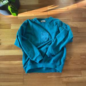 En vintage sweatshirt i sjukt snygg turkos färg. Storlek S, men sitter mer som M/L. Cond: 8/10