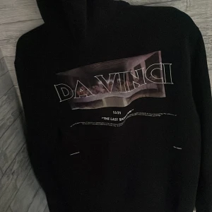 svart hoodie me tryck - svart hoodie me da vinci tryck där bak nypris:750 mitt pris 400 