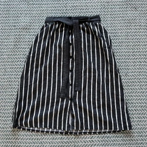 Randig långkjol  - Randig långkjol med band i midjan. bra skick utom att sista knappen har trillat av, därmed är den inte identisk med övriga knappar men detta syns inte när kjolen bärs🫶🏼