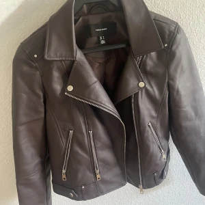Skinnjacka  - Brun fin skinnjacka! Använd Max 5 gånger och är k fint skick.