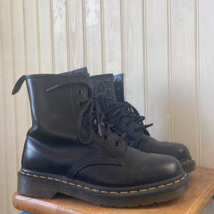 Klassiska dr martens i original modell! Använda kanske 5 gånger så i princip i nyskick (: finns några små repor/hack på främre delen men knappt synbart. Ifall ni vill ha fler bilder eller har frågor hör av er. Pris är även disskuterbart!! (;