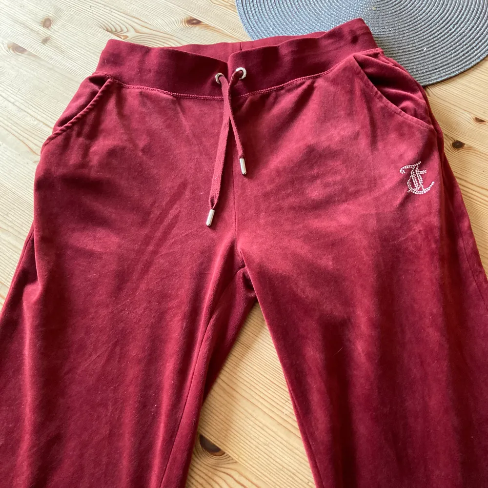 Hej!☺️Jag säljer min juicy byxor då jag knappt använder dem eftersom dem är för stora:/ Jättefin mörk/rost röd! Priset går att buda lite på:). Jeans & Byxor.