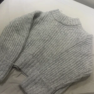 Stickad tröja  - Jätte fin tröja som ja använt 2 gånger! Jätte varm och funkar jätte bra nu till vintern, sitter även bra och armarna är lite större! Ser ut som helt ny och säljs billigt. Om ni har några frågor är det bara att komma privat, ordinarie pris 300kr❤️