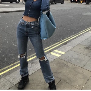 Jeans med hål - Jätte fina jeans som länge varit en favorit. Köpt i london, mina egna bilder!!