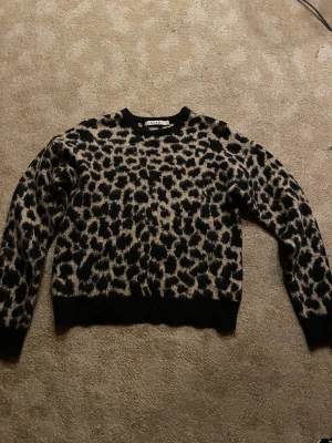 Leopard tröjor  - Säljer två styckna leopar tröjor som inte används