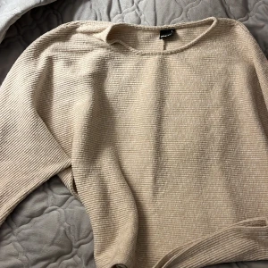 Tröja - En jätte fin beige lite randig tröja i storlek S😍