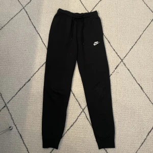 Nike mjukisbyxor  - Svarta mjukisbyxor från Nike i storlek xs. Använda 2 gånger💓nypris 629kr, säljer för 160+frakt💓
