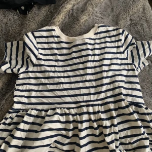 T-Shirt - En skön T-Shirt från Zara med utsvävning från midjan och ner.💕