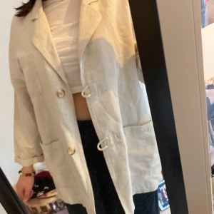 Linné kappa - Begie linnekappa med knappar. Perfekt till sommaren 