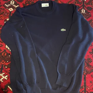 Vintage Lacoste 90’s - Jätte snygg Lacoste kofta från 90-talet. Extremt bra skick och de sörje mig att jag måste sälja
