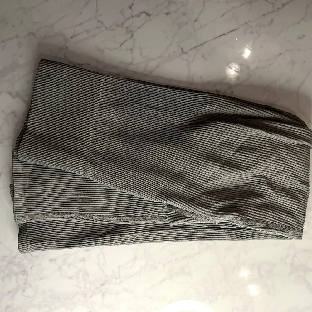 Ribbade grå tights i storlek M.   Endast använda en gång.   Hämtas i Lund eller skickas om köparen står för frakten 😄. Jeans & Byxor.