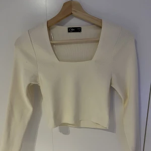 Vit tröja - Kommer inte till användning och är lite för liten för mig