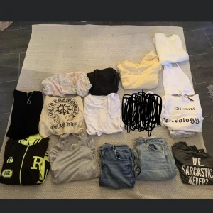 Klädpaket - Kläder i blandade storlekar. Hoodies, t-shirts, tröjor och jeans. Något linne finns på bilden också…  Jeansen är storlek 44 och 40. Skriv om något är av intresse så kan jag fixa fler bilder eller info om storlekar😇Går även att få ett paketpris på allt:)