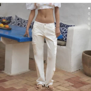 Cargo pants - Någon som vill byta dessa lågmidjade cargo pantsen från zara till ett par likadana fast stl 32? (Sista bilden är lånad)