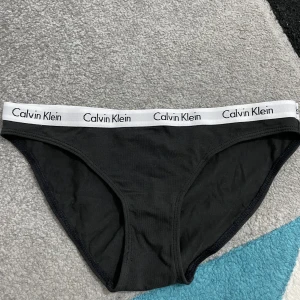 Calvin Klein Underwear - Helt nya, samt oanvända ck trosor i storlek XS. Både den vita och den gråa har fortfarande plasten på som man kan se på sista bilden. Den svarta har inte det för bildens skull. En för 70, alla tre för 199. Pris kan diskuteras, vill få det sålt snarast. 