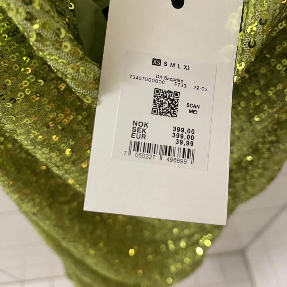 Helt oanvänd klänning från bikbok i glittrande grön och knytning i nacken, storlek XS. Lapparna på! Köpt för 399kr. Klänningar.