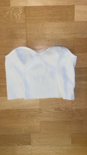 Topp - Bandou topp i ribbat material, aldrig använd, kort och stretchig ❤️