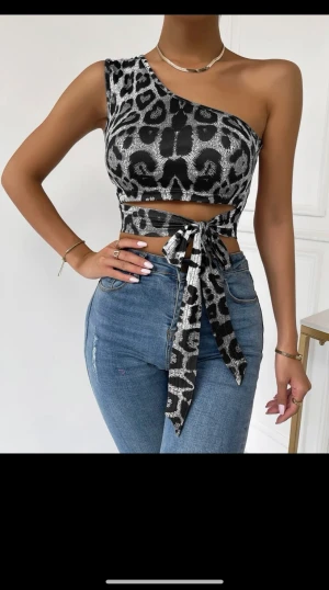 Leopard Topp  - Säljer denna gråa leopard topp från Shein. Tyvärr är den för liten för mig och kom aldrig till användning. Storleken är S men passar Xs   Den är slut såld på shein så ta chansen här <3 