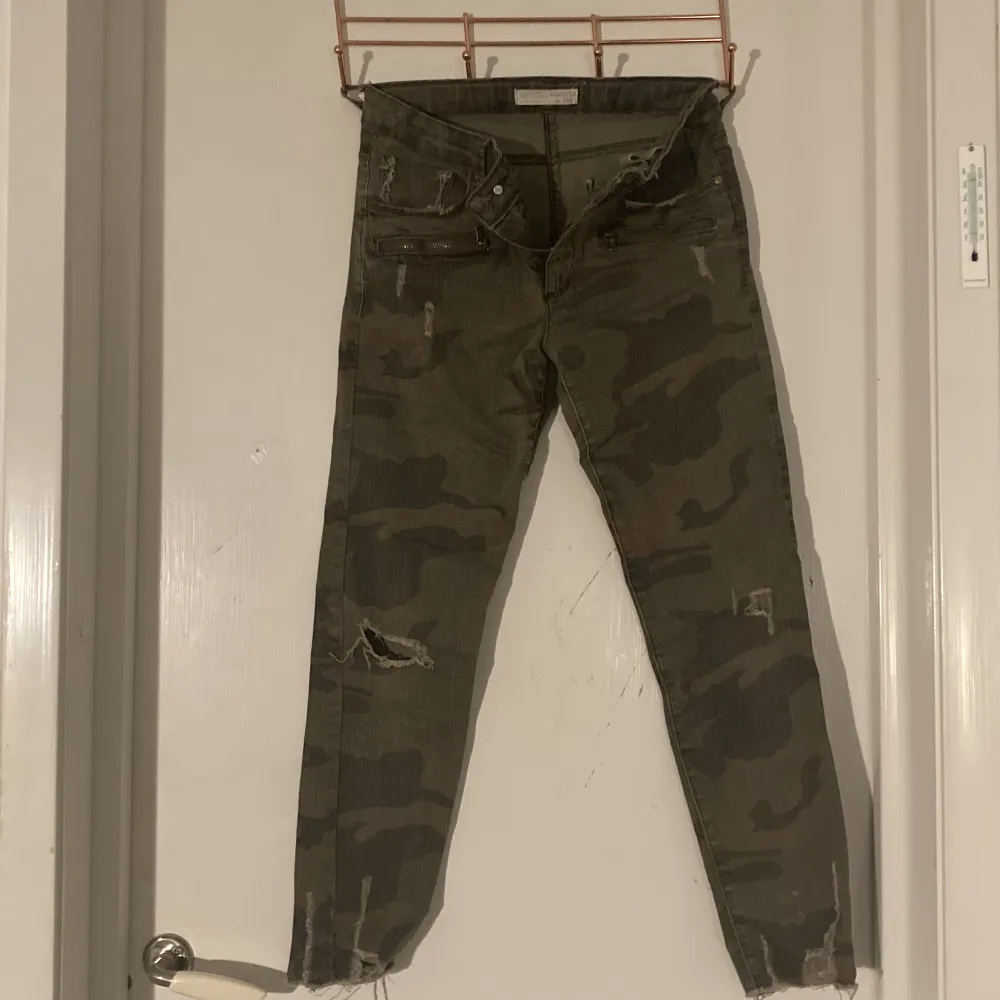Military Green jeans from Zara. Jeans & Byxor.