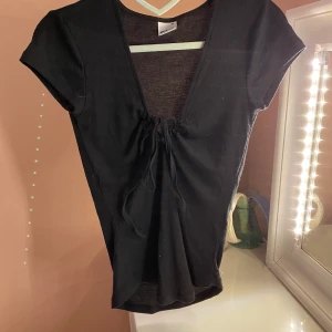 Svart knyttröja - Kan knytas på valfritt sätr, lite v-ringad, mjukt material🥰