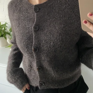 Brun/grå stickad kofta - Fin varm kofta från Lindex endast använd fåtal gånger, bra kvalitet och sticks ej. Köpt för 499, pris kan diskuteras.