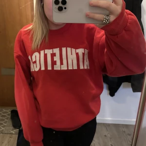 Sweatshirt/tröja - Säljer denna sköna tröja, köpt ifrån gina tricot för ett tag sen. Endast använd några enstaka gånger🥰storlek M men den passar S också!