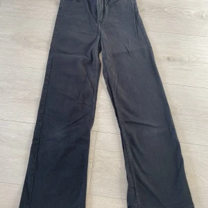Jeans  - Väldigt sköna, sitter inte tight. High waist, raka sitter ganska tight på låren på mig och lösa längst ner.