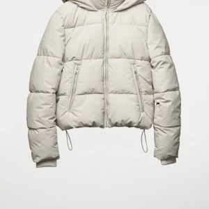 Beige grå vinterjacka från Zara - En jättefin vinterjacka från Zara i storlek Xs. Den är helt oanvänd med prislappen kvar. Orginalpris är 699 men säljer den för 549