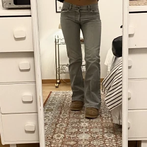 Lågmidjade jeans - Grå lågmidjade jeans, sååå snygga!!!❤️