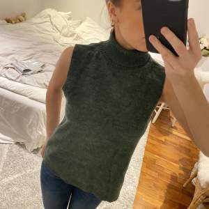 Så snygg mörkgrön tröja från Zara!! Älskar den verkligen 💕 Men säljs då jag rensar garderoben just nu. Tröjan är i storlek s