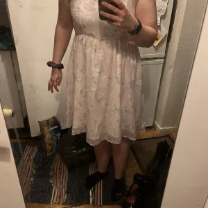 Ljusrosa klänning  - Ljusrosa klänning från Shein i storlek L men mera som en medium har en dragkedja på baksidan. Köpte den mot slutet av sommaren 2022. Men har bara använt den ett par gånger så knappt använd. Hämtas i Stockholm eller skickas till dig mot frakt. 
